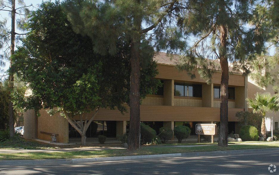 5015 Canyon Crest Dr, Riverside, CA for lease - Building Photo - Image 3 of 6