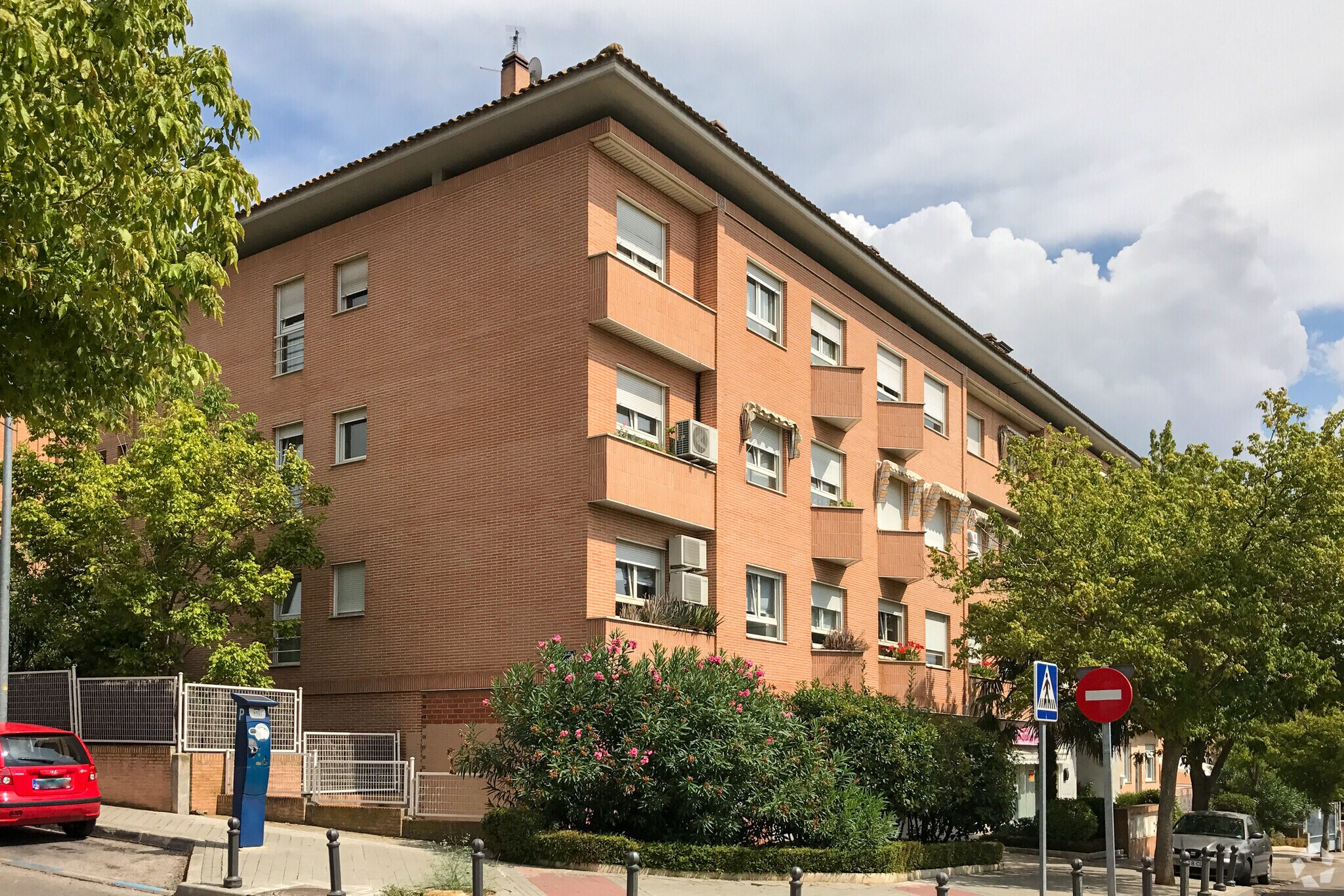 Multifamily in Boadilla del Monte, Madrid for sale Primary Photo- Image 1 of 1