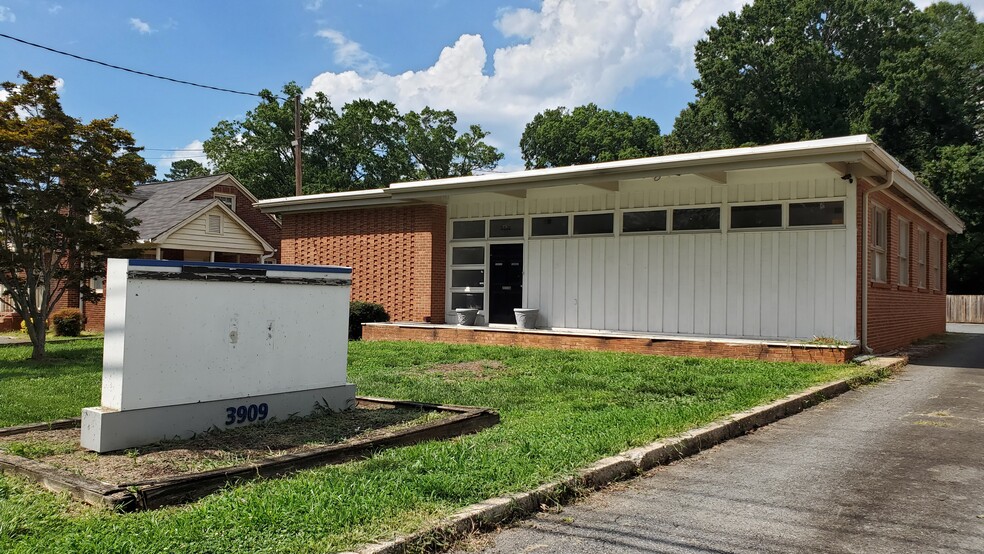 3909 Monroe Rd, Charlotte, NC for lease - Building Photo - Image 1 of 8