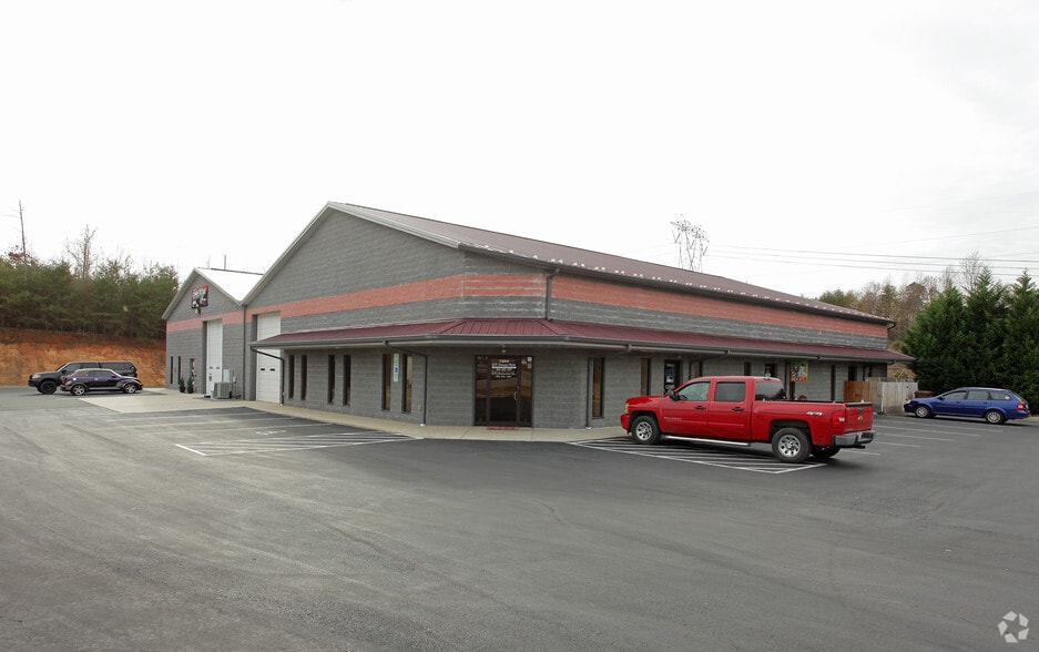 7804 Commerce Dr, Denver, NC for lease - Building Photo - Image 2 of 4
