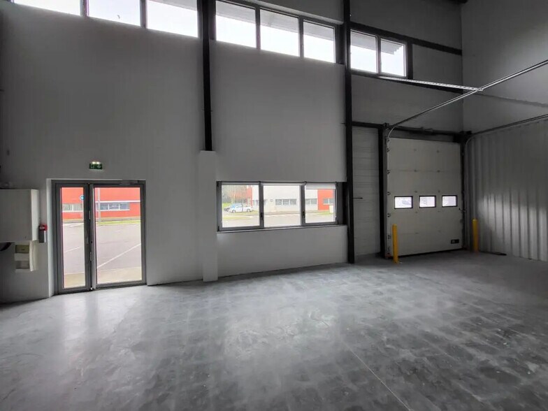 Flex in Saint-Priest for lease - Interior Photo - Image 3 of 3