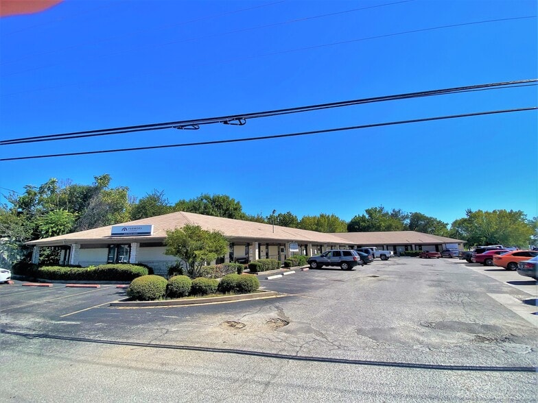 328 W Main St, Azle, TX for lease - Building Photo - Image 2 of 12