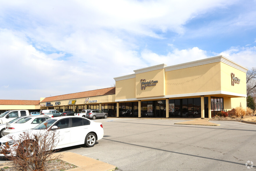 723-821 W Danforth Rd, Edmond, OK for lease - Primary Photo - Image 1 of 12