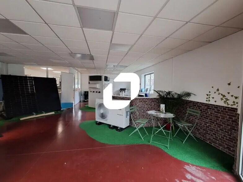 Flex in Cenon for lease - Interior Photo - Image 3 of 8