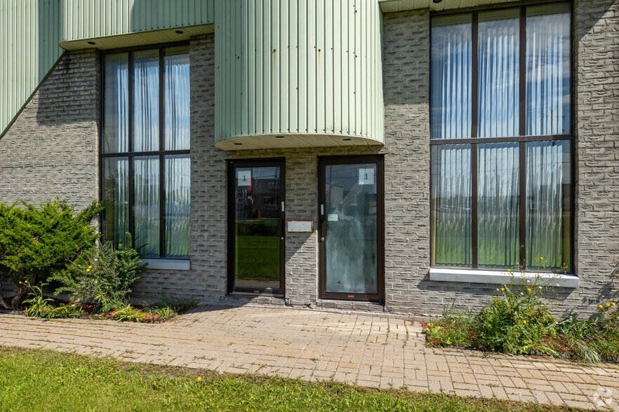 310 Industriel, St-Eustache, QC for lease - Building Photo - Image 3 of 4