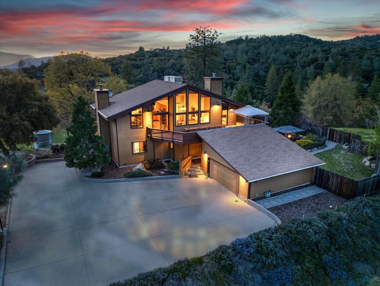 42569 Old Yosemite Rd, Oakhurst, CA for sale - Building Photo - Image 1 of 64