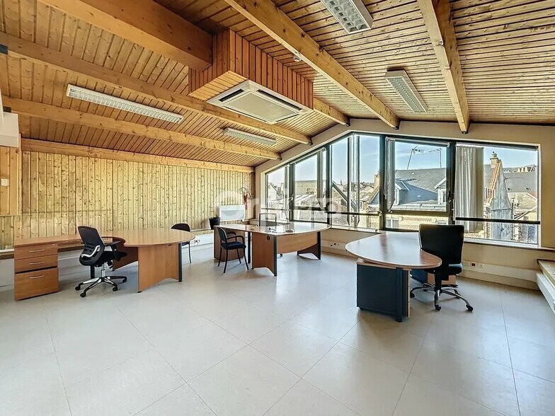 Office in Saint-Quentin for lease - Interior Photo - Image 3 of 5