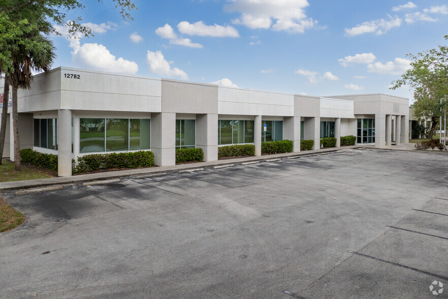 12780-12782 Westlinks Dr, Fort Myers, FL for lease - Primary Photo - Image 1 of 8