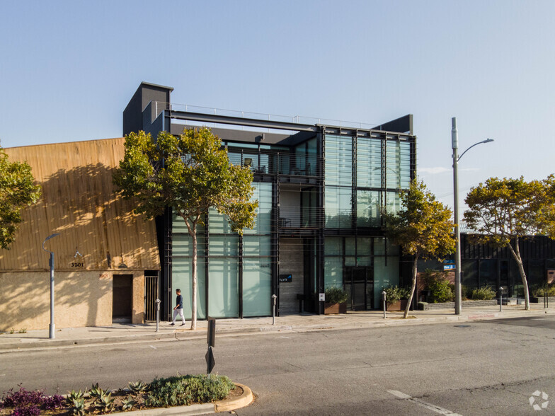 3205 Pico Blvd, Santa Monica, CA for lease - Primary Photo - Image 1 of 4