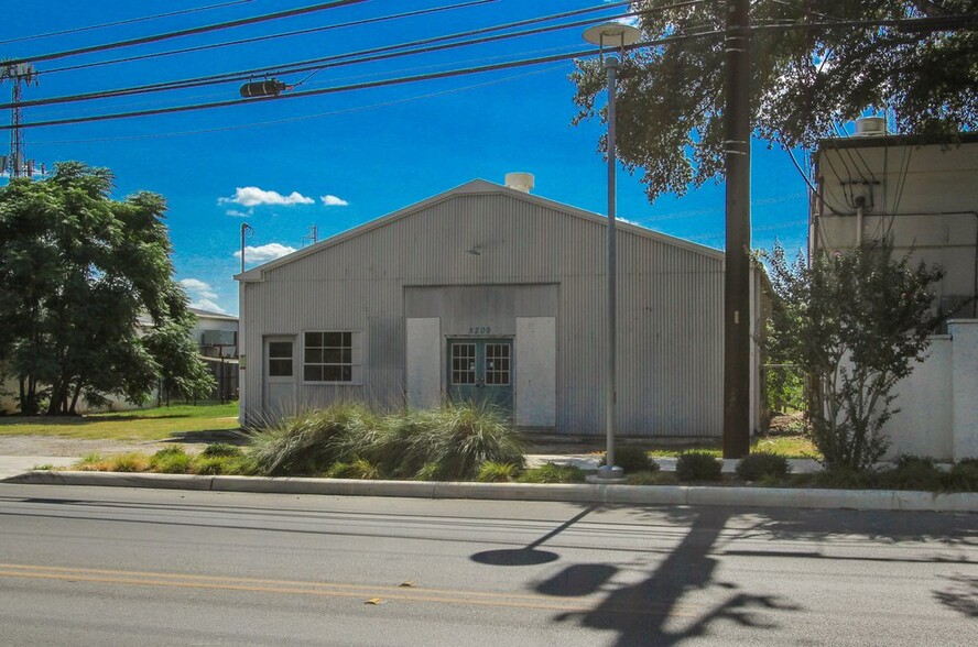 5209 Mccullough Ave, San Antonio, TX for lease - Building Photo - Image 3 of 11