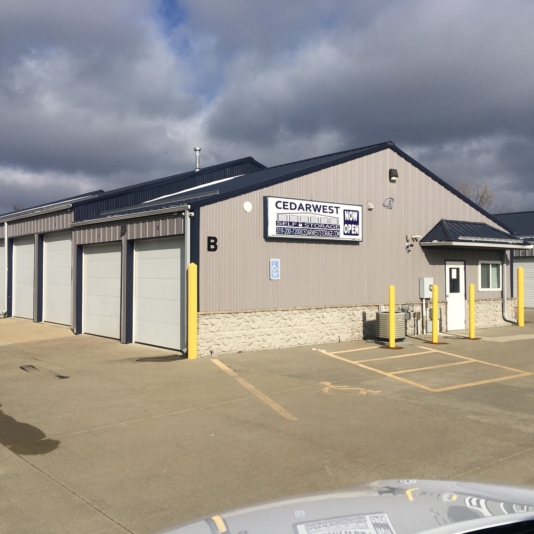 2850 16th Ave SW, Cedar Rapids, IA for sale Primary Photo- Image 1 of 1