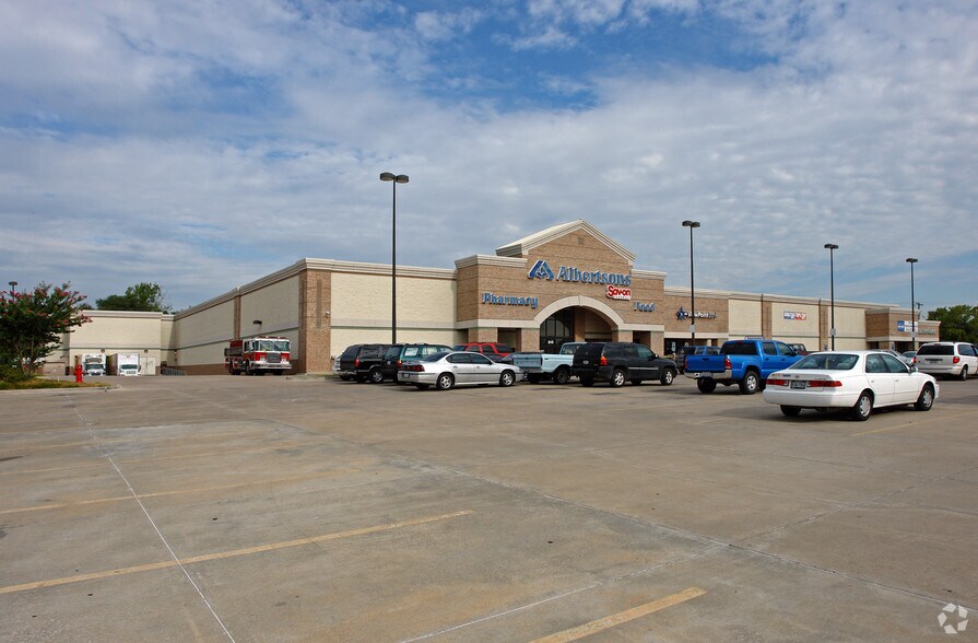 215 N Carrier Pky, Grand Prairie, TX for lease - Building Photo - Image 2 of 5