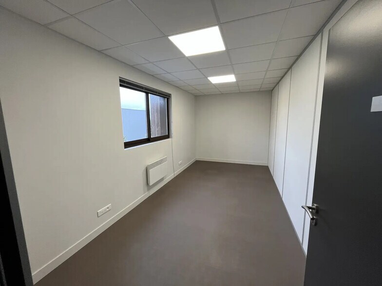 Office in Franconville for lease - Interior Photo - Image 3 of 11