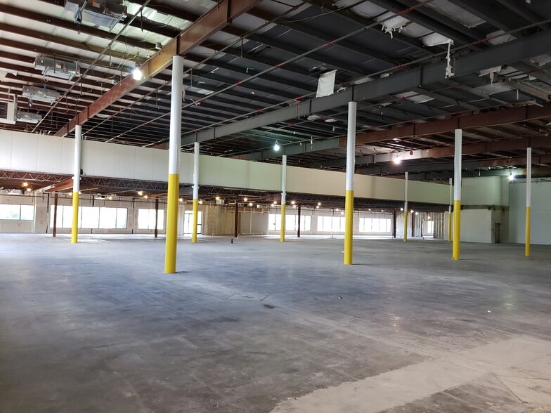 1 Riverview Dr, Somerset, NJ for sale - Interior Photo - Image 2 of 4