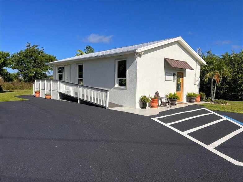 180 Rio Villa Rd, Punta Gorda, FL for sale - Building Photo - Image 1 of 39