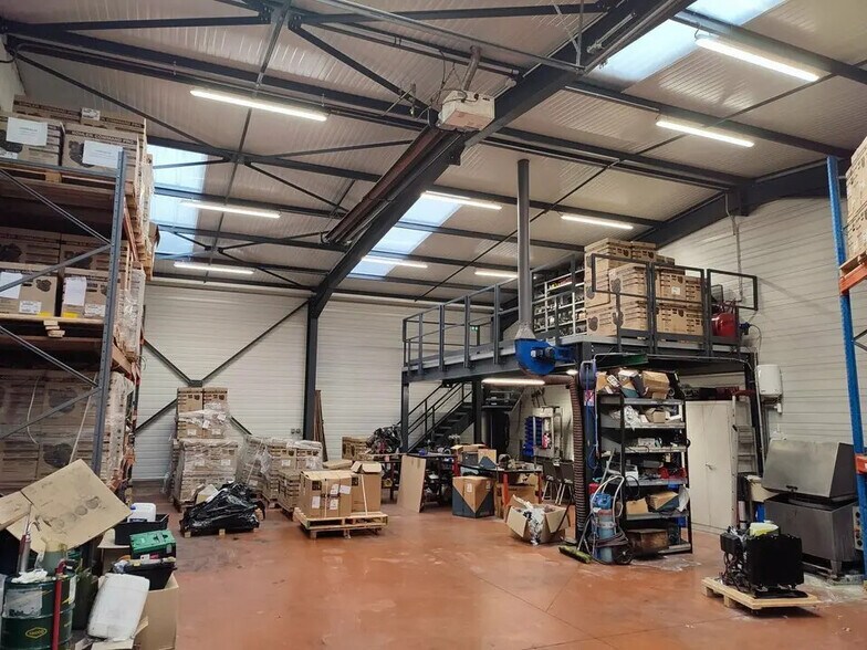 Flex in Arnas for lease - Interior Photo - Image 2 of 12