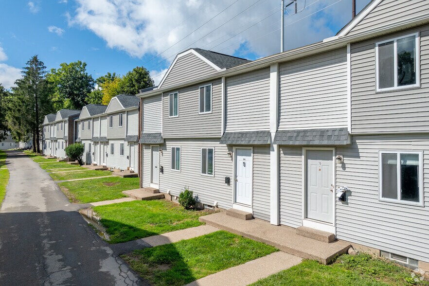 383 Denise Rd, Rochester, NY for sale - Primary Photo - Image 1 of 1