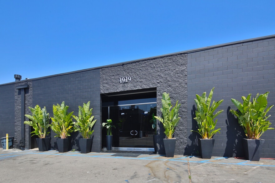 Burbank Empire Studios portfolio of 2 properties for sale on LoopNet.com - Primary Photo - Image 1 of 2