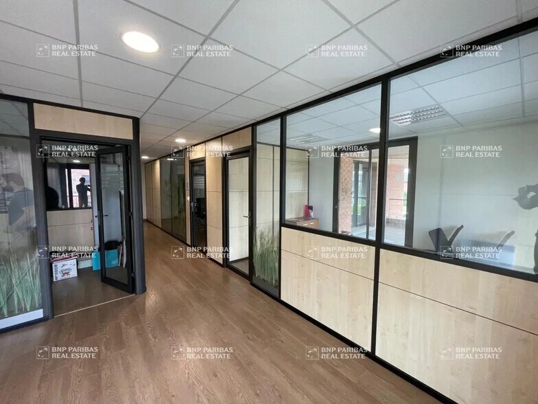 16 Rue Louis Néel, Lezennes for lease - Interior Photo - Image 3 of 12