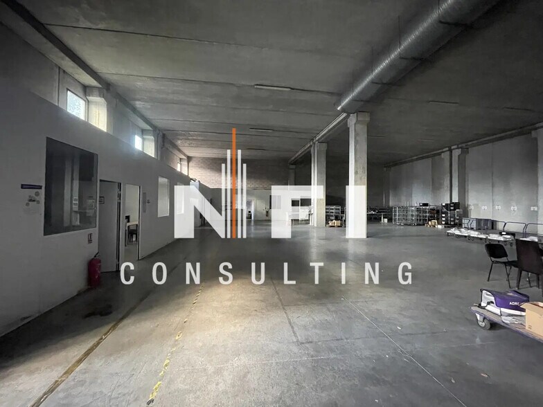 Flex in Mougins for lease - Interior Photo - Image 3 of 4