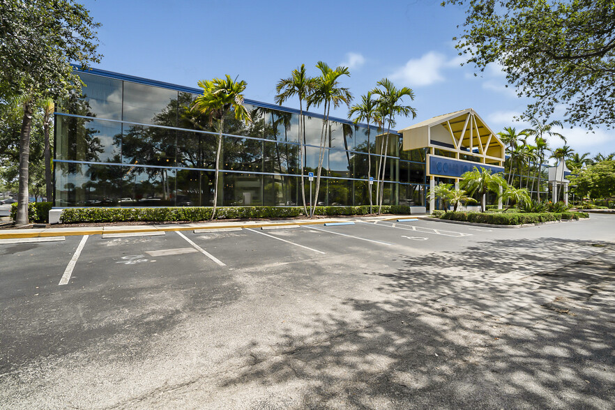 1601-1605 W Oakland Park Blvd, Oakland Park, FL for sale - Building Photo - Image 2 of 15