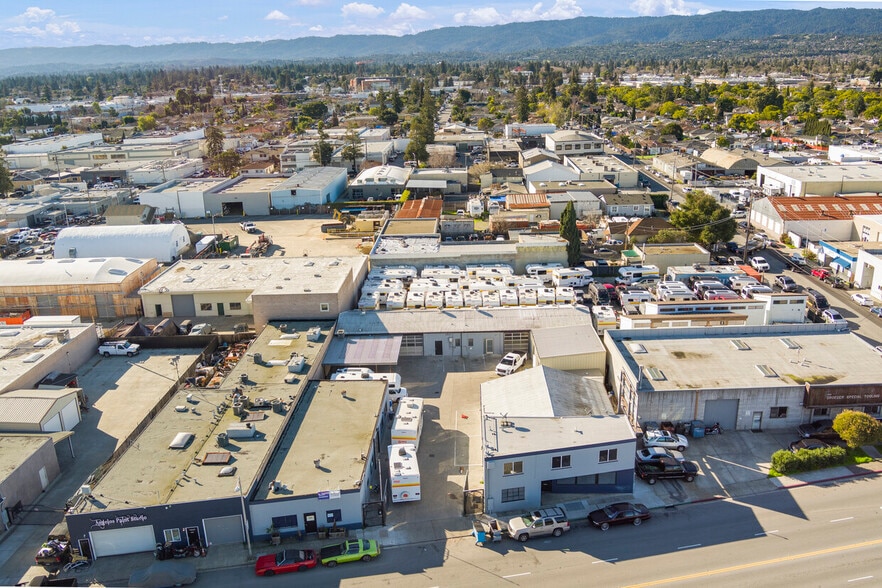 2610-2620 Bay Rd, Redwood City, CA for lease - Building Photo - Image 1 of 3