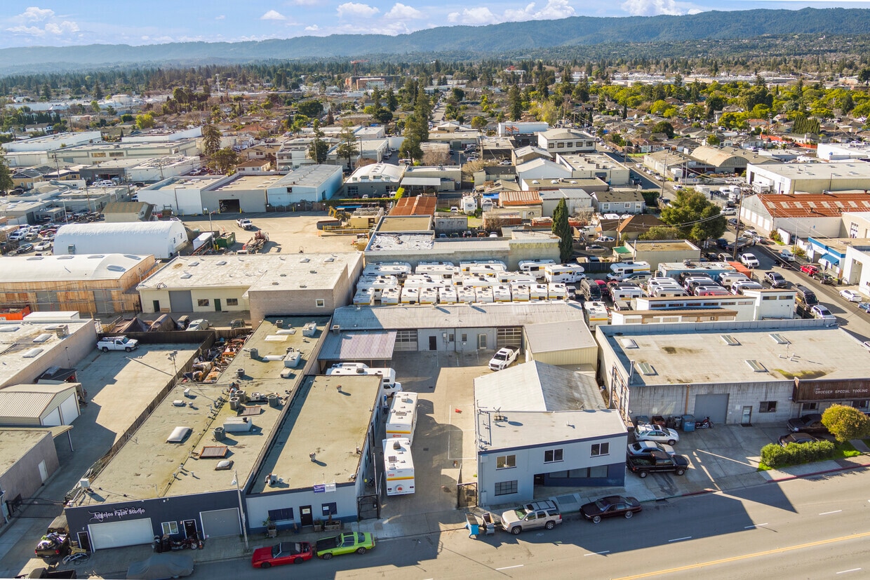 2610-2620 Bay Rd, Redwood City, CA for lease Building Photo- Image 1 of 4