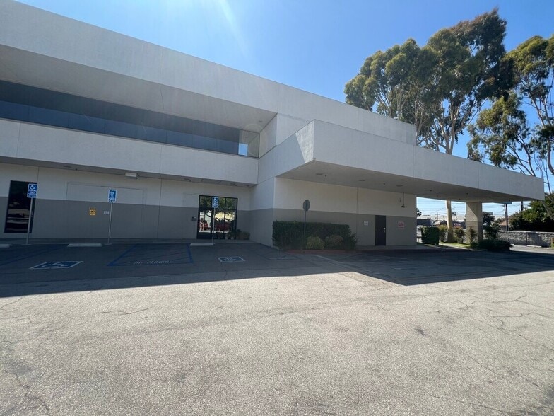 3220 Winona Ave, Burbank, CA for lease - Building Photo - Image 3 of 24