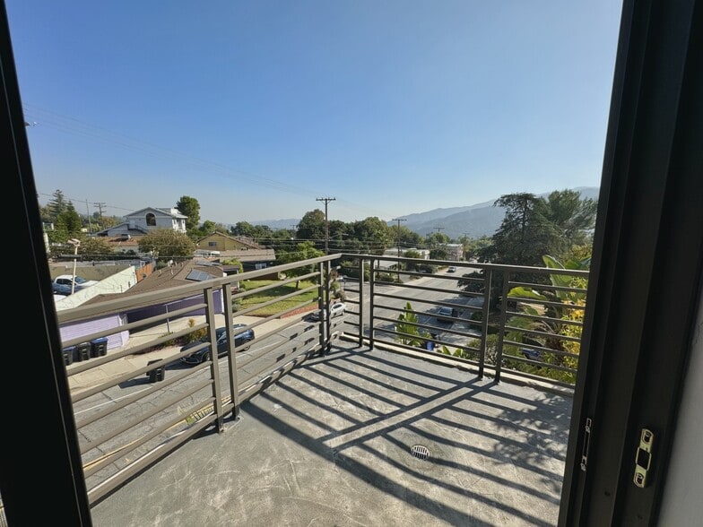 3800 Foothill Blvd, Glendale, CA for lease - Building Photo - Image 2 of 9