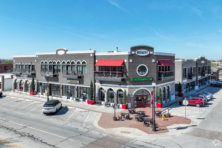 108 W 1st Ave, Owasso, OK for lease - Building Photo - Image 1 of 6