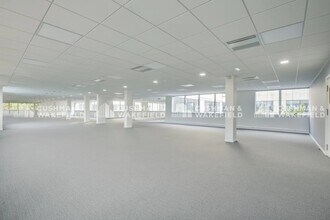 18 Rue Grange Dame Rose, Vélizy-Villacoublay for lease Interior Photo- Image 1 of 10