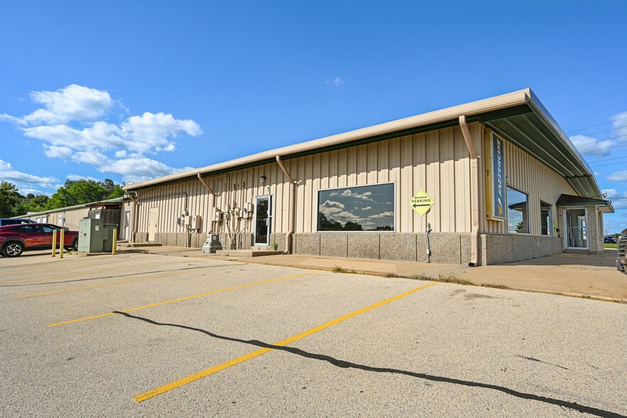 2095 Kerper Blvd, Dubuque, IA for lease - Building Photo - Image 2 of 16