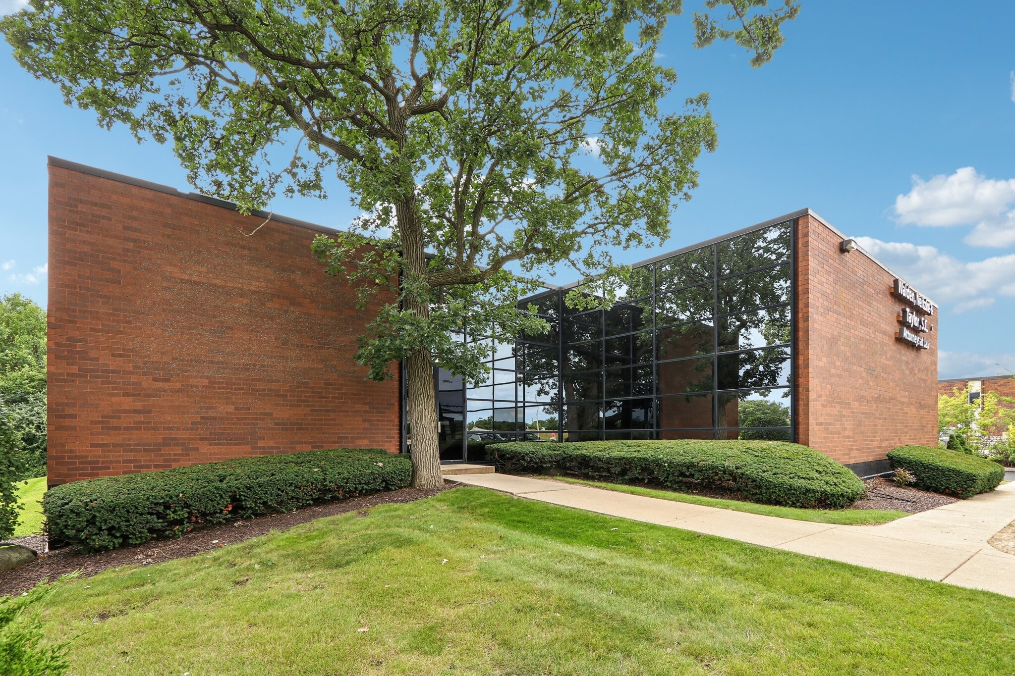 707 W Moreland Blvd, Waukesha, WI for sale Building Photo- Image 1 of 11