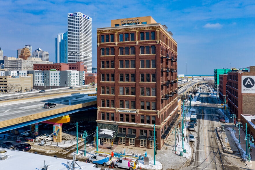 400 N Broadway, Milwaukee, WI for lease - Primary Photo - Image 1 of 5