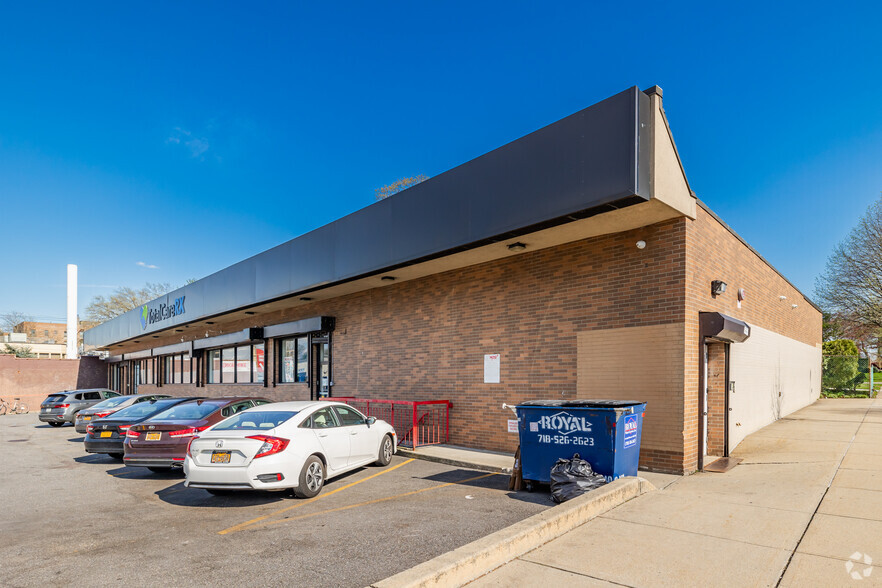 223-10 Union Tpke, Oakland Gardens, NY for lease - Primary Photo - Image 1 of 1