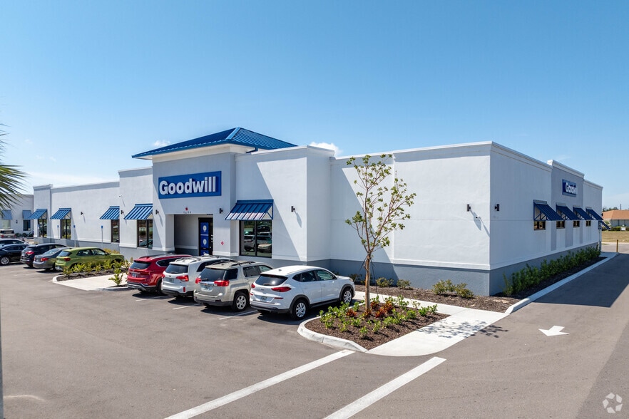 1499 SW Pine Island Rd, Cape Coral, FL for sale - Primary Photo - Image 1 of 11