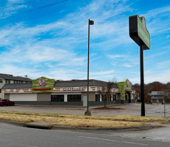 2215 SW Wanamaker Rd, Topeka, KS for lease Primary Photo- Image 1 of 3