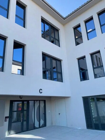 Office in Aubagne for lease - Building Photo - Image 2 of 6