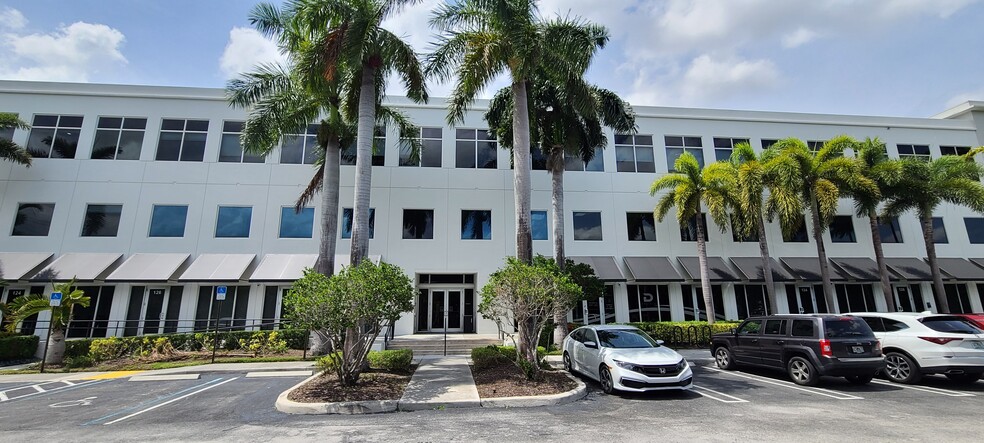 7950 NW 53rd St, Doral, FL for lease - Building Photo - Image 1 of 8