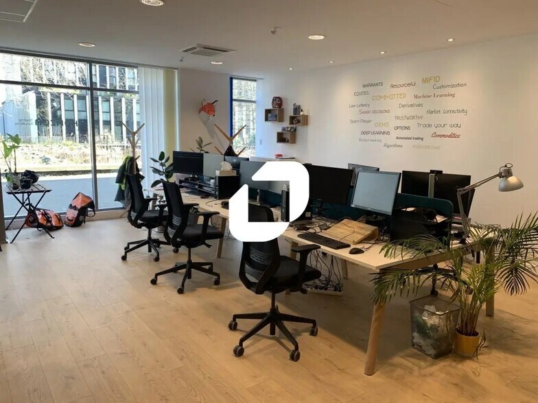 Retail in Nantes for lease - Interior Photo - Image 2 of 8