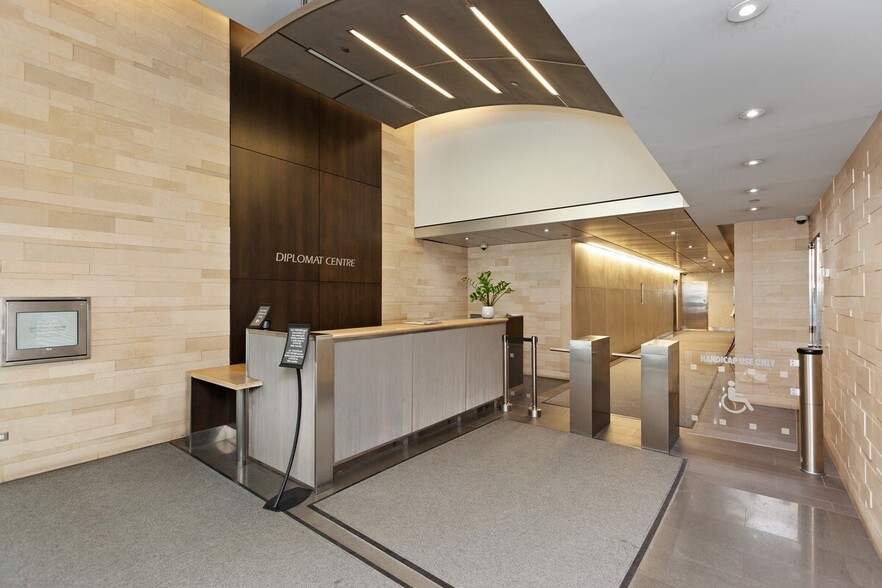 820 Second Ave, New York, NY for lease - Lobby - Image 2 of 7