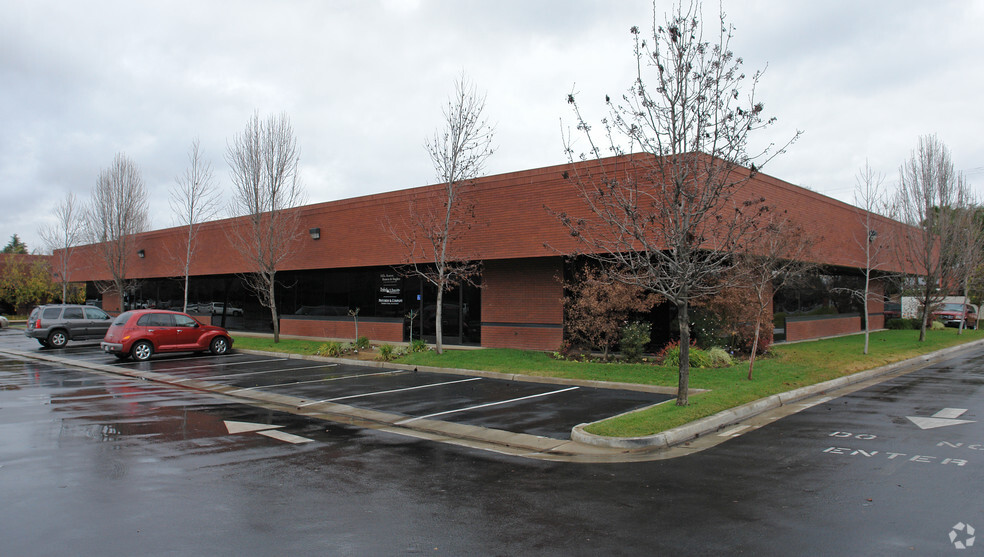 7040 N Marks Ave, Fresno, CA for lease - Building Photo - Image 1 of 16