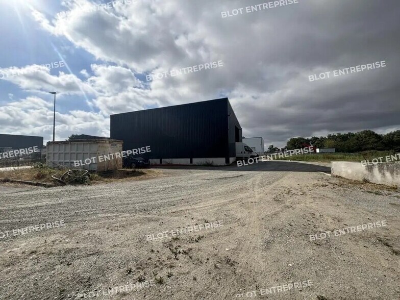 Flex in Puceul for sale - Building Photo - Image 2 of 8