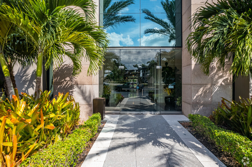 4001 Tamiami Trl N, Naples, FL for lease - Building Photo - Image 3 of 4