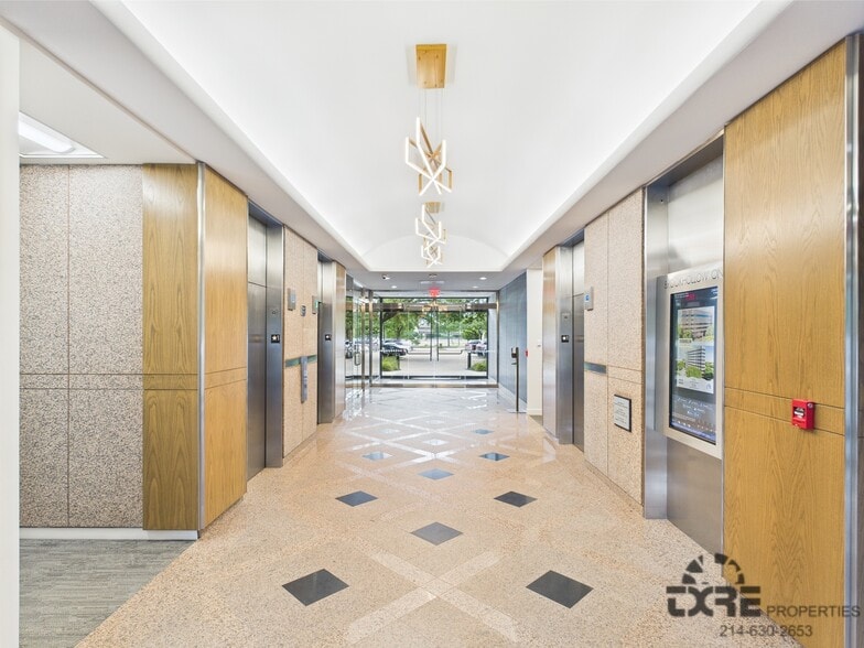 2301 E Lamar Blvd, Arlington, TX for lease - Building Photo - Image 3 of 14