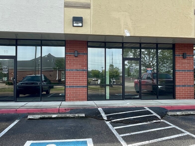 901 Lakeland Dr, Jackson, MS 39216 Flowood Plaza