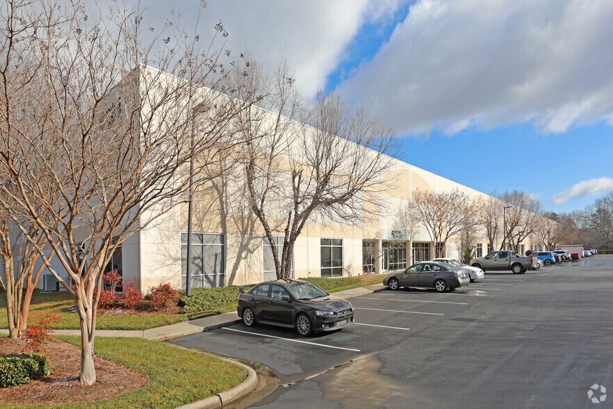 4224 Tudor Ln, Greensboro, NC for lease - Primary Photo - Image 1 of 11