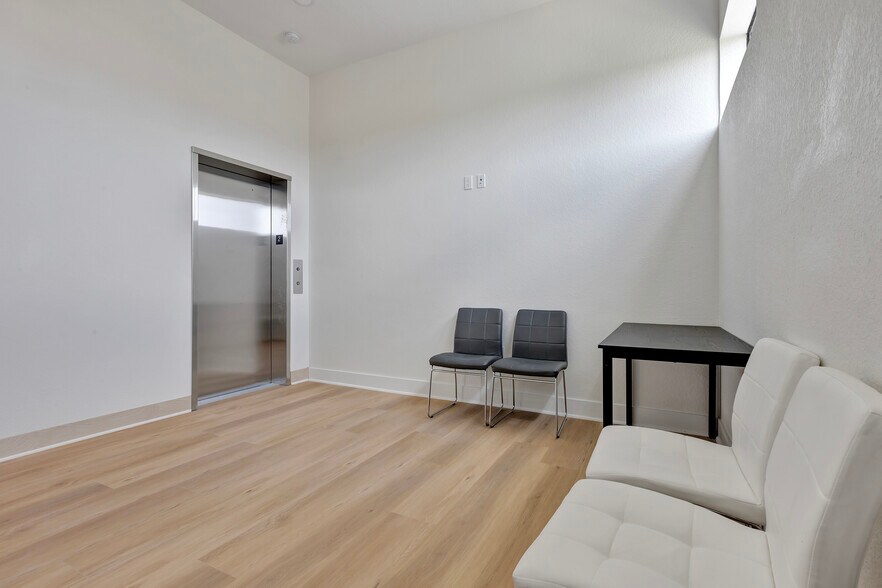 158 Bella Katy Dr, Katy, TX for lease - Interior Photo - Image 3 of 25