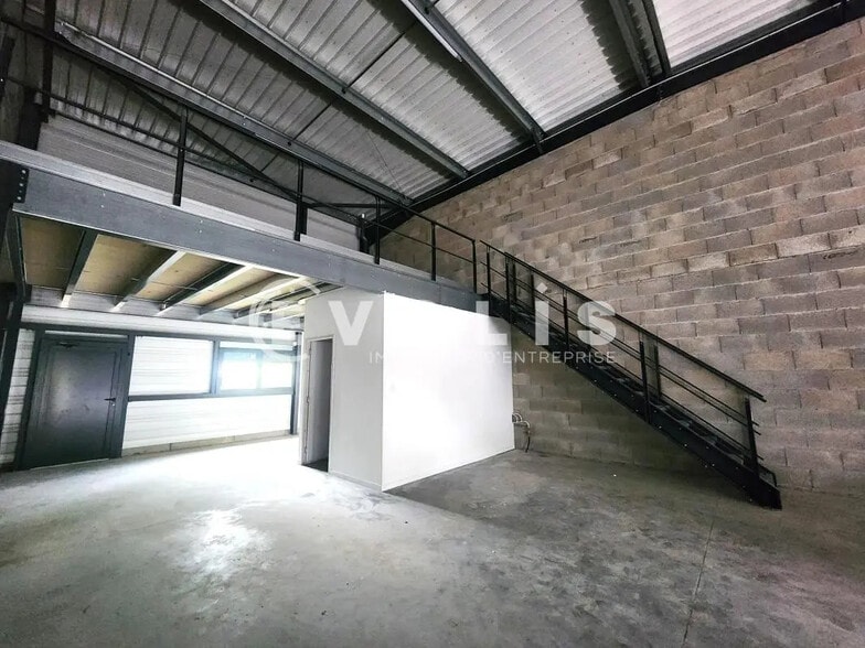 31 Rue Du Claret, Charvieu-Chavagneux for lease - Interior Photo - Image 3 of 26