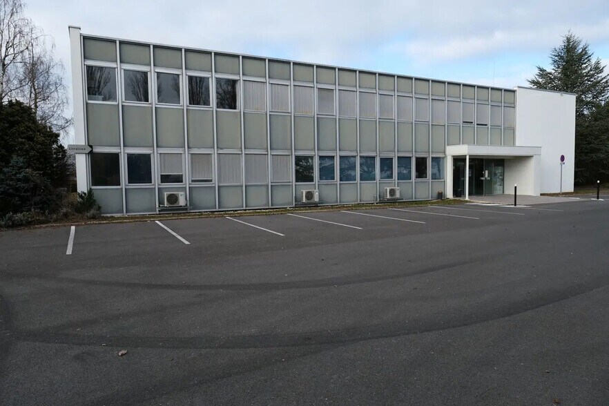 Flex in Saint-Martin-sur-le-Pré for sale - Building Photo - Image 1 of 7